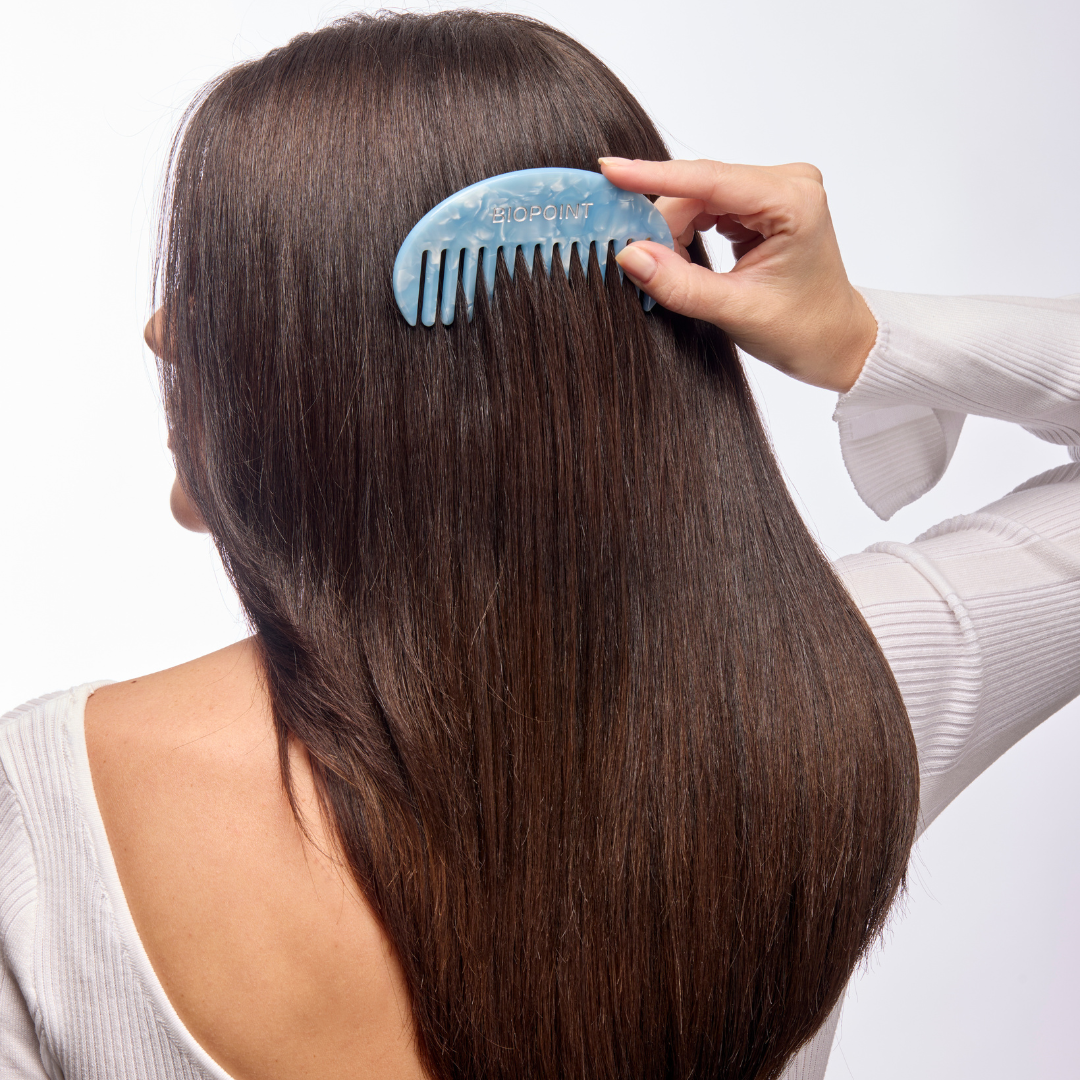 Capelli che cadono in autunno? Scopri le cause e la routine perfetta per rinforzarli